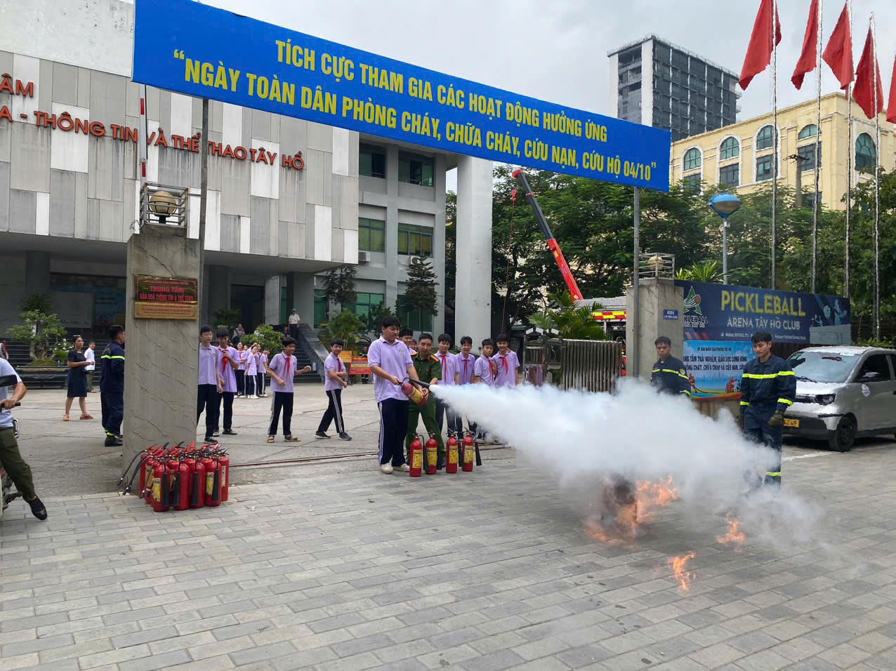 Công an phường Tây Hồ phối hợp tổ chức diễn tập, trải nghiệm phòng cháy, chữa cháy tại cộng đồng