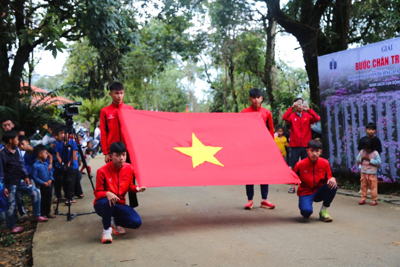 Các vận động viên tập trung trước giờ xuất phát cự ly 5km tại bản Sin Suối Hồ.
