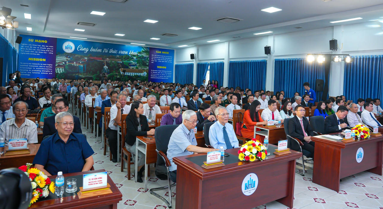 Các đại biểu tham dự Lễ kỷ niệm 50 năm Trường Đại học Nha Trang xây dựng và phát triển tại Khánh Hòa.