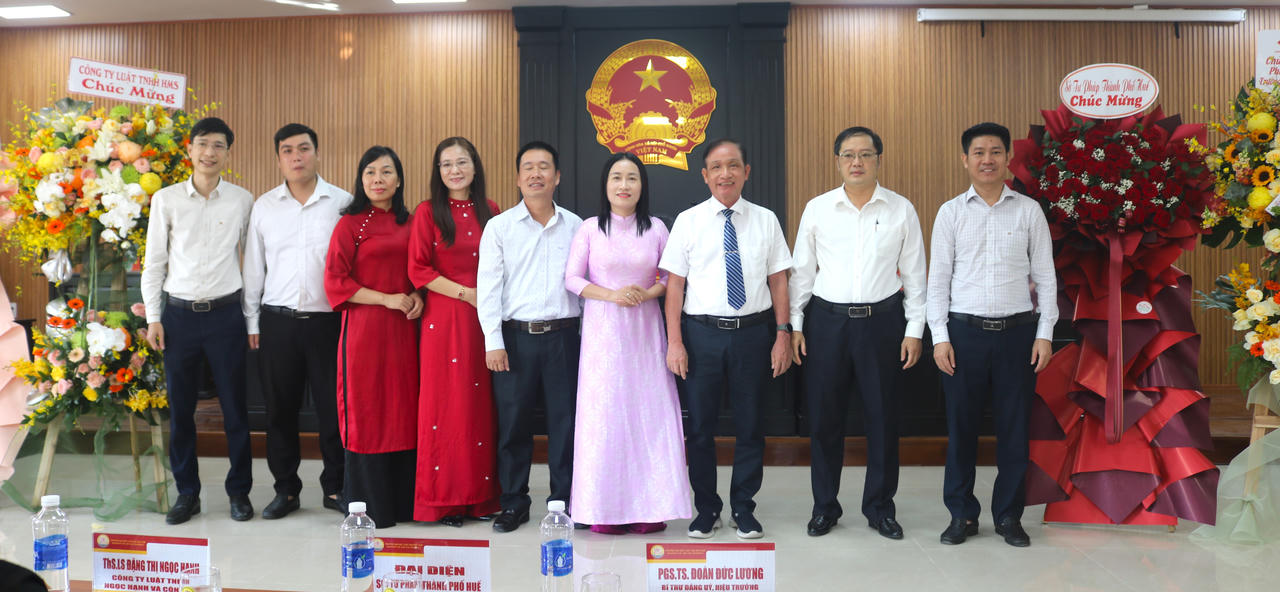 Lãnh đạo Sở Tư pháp TP Huế cùng các đơn vị chúc mừng trường ĐH Luật, ĐH Huế khai trương không gian phòng Thực hành Luật. (Ảnh: T.Nhung)