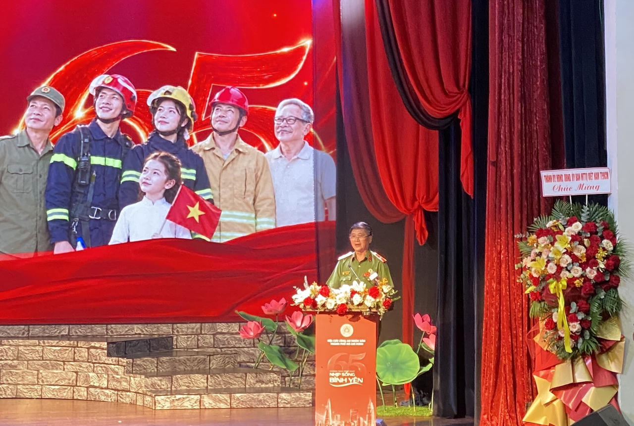 Thiếu tướng Vũ Đức Khiển - Phó Chủ tịch Hội Cựu Công an nhân dân TP Hồ Chí Minh, Trưởng Ban Chỉ đạo chương trình phát biểu. Ảnh: Video Pháp luật