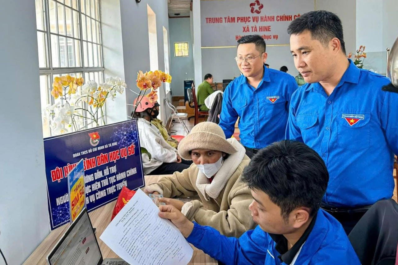 Đoàn viên thanh niên Lâm Đồng tuyên truyền phong trào "Bình dân học vụ số". (Ảnh: Sở KHCN Lâm Đồng)