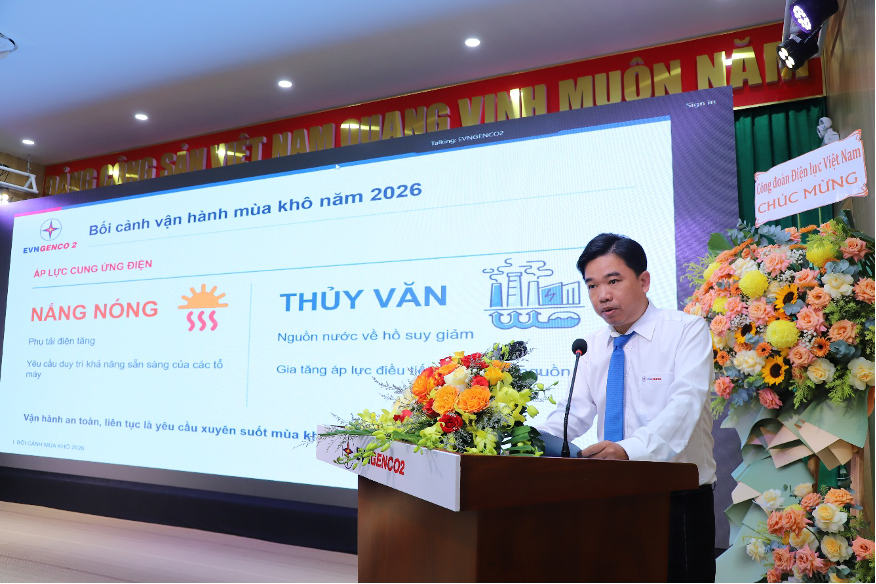 Ông Trần Lê Minh - Trưởng ban Kỹ thuật An toàn trình bày báo cáo về công tác đảm bảo cung ứng điện mùa khô 2026