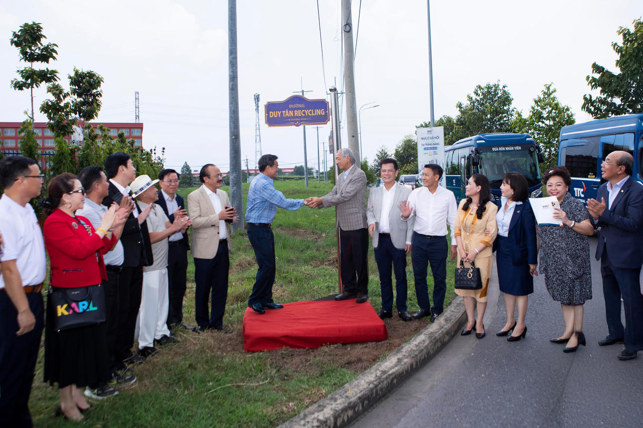 Ông Trần Duy Hy - Nhà sáng lập, Chủ tịch HĐQT Công ty CP Nhựa tái chế Duy Tân bên con đường Duy Tân Recycling.