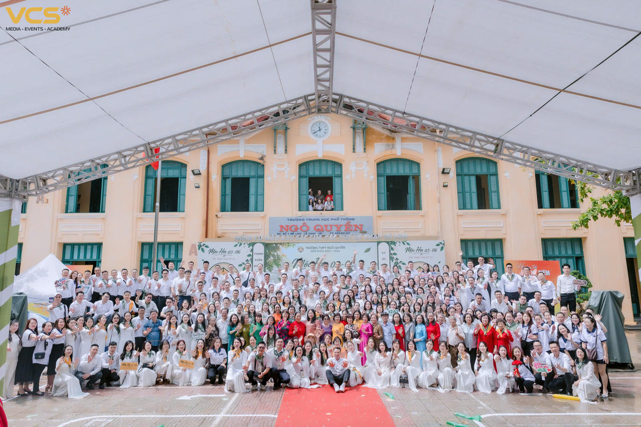 Các cựu học sinh Ngô Quyền cùng thầy cô giáo trong ngày hội khóa “Mộc Hạ 03 - 06: Ngô Quyền trong tim tôi”.