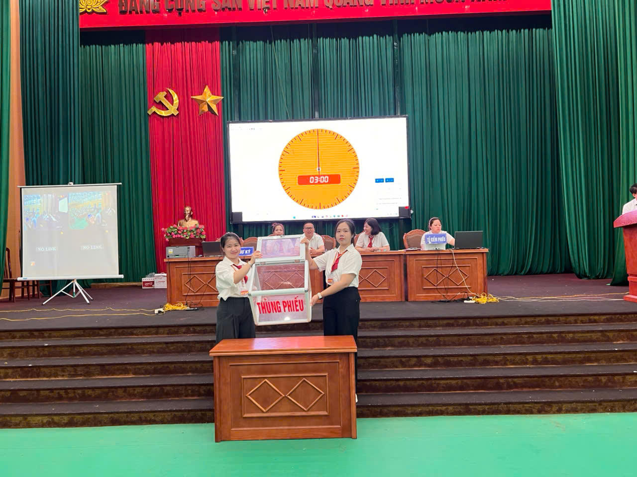 Kiểm tra hòm phiếu trước khi bỏ phiếu tại buổi đấu giá đất ở phường Việt Yên, thành phố Bắc Ninh. (Ảnh NH)