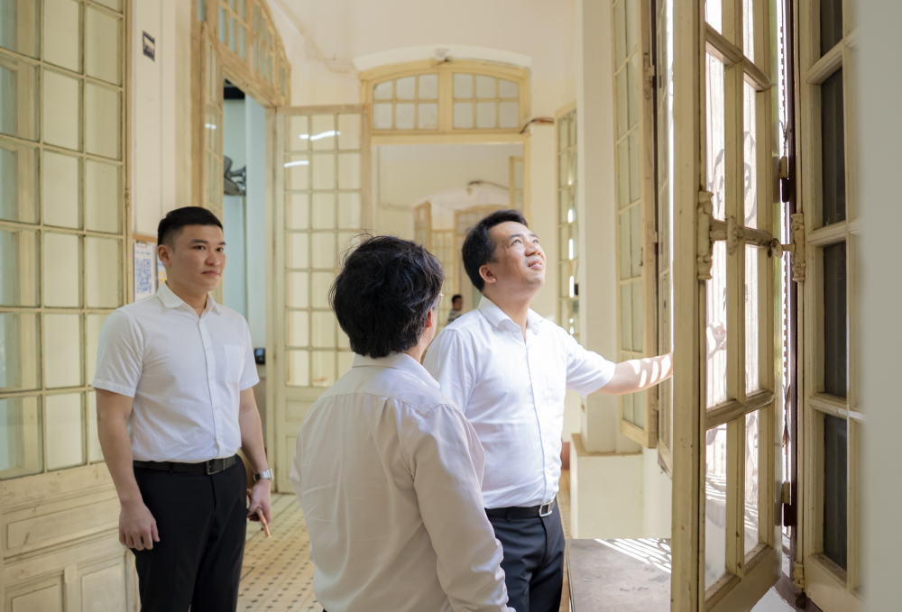 Phó Chủ tịch UBND thành phố Trần Hữu Thùy Giang kiểm tra dự án trường Quốc Học Huế. (Ảnh: UBND TP Huế)
