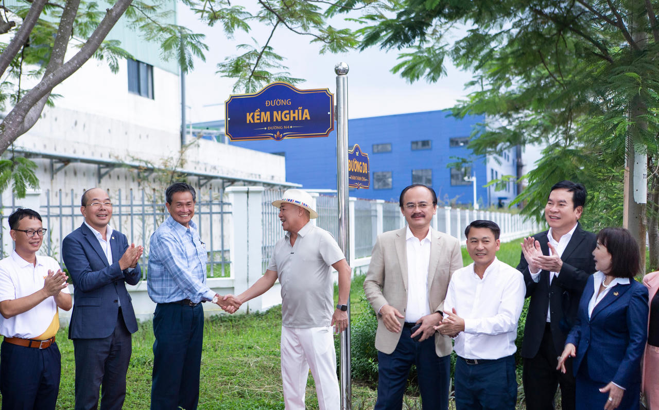 Ông Nguyễn Minh Tuấn - Nhà sáng lập, Chủ tịch HĐQT Công ty Kềm Nghĩa bên con đường mang tên Kềm Nghĩa.