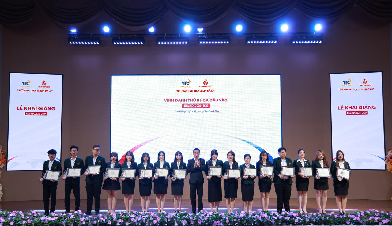 Vinh danh thủ khoa đầu vào đối với tân sinh viên khóa 23.