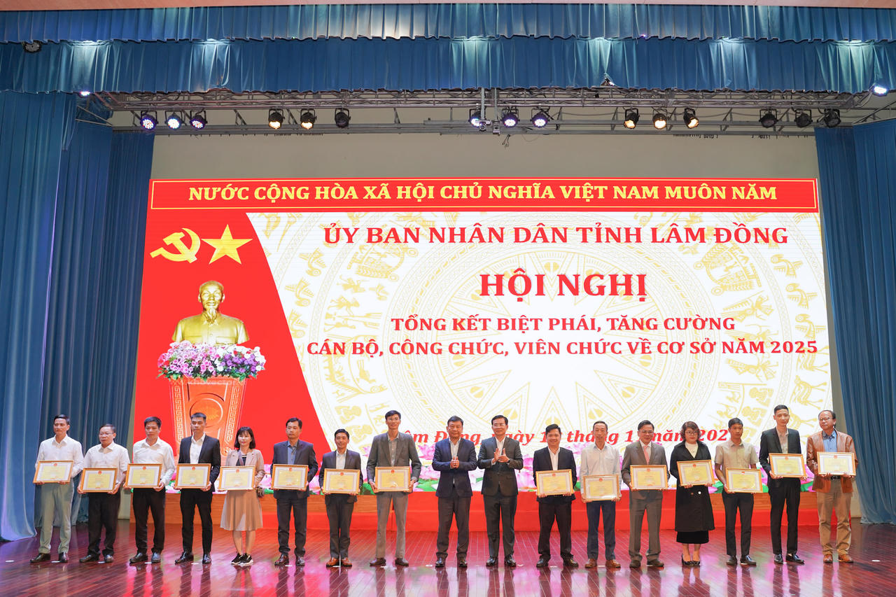 Lâm Đồng tặng bằng khen của Chủ tịch UBND tỉnh cho các cá nhân có thành tích xuất sắc đột xuất trong việc hỗ trợ UBND cấp xã vận hành chính quyền địa phương 2 cấp. (Ảnh: UBND tỉnh Lâm Đồng)