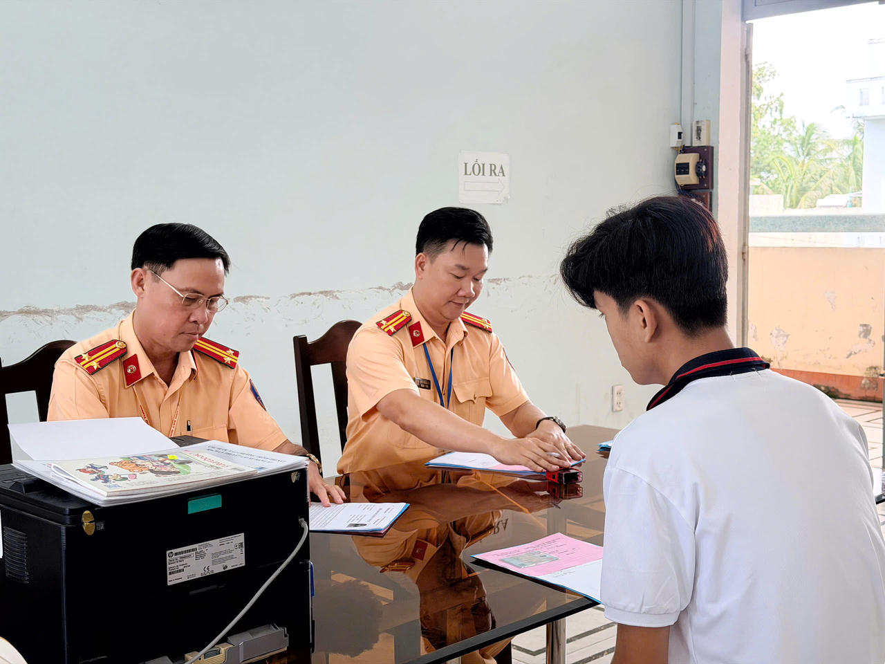 Các khâu tiếp nhận và giải quyết hồ sơ sát hạch GPLX được thực hiện nghiêm túc, minh bạch, tạo thuận lợi cho người dân (Ảnh: H.Đ).
