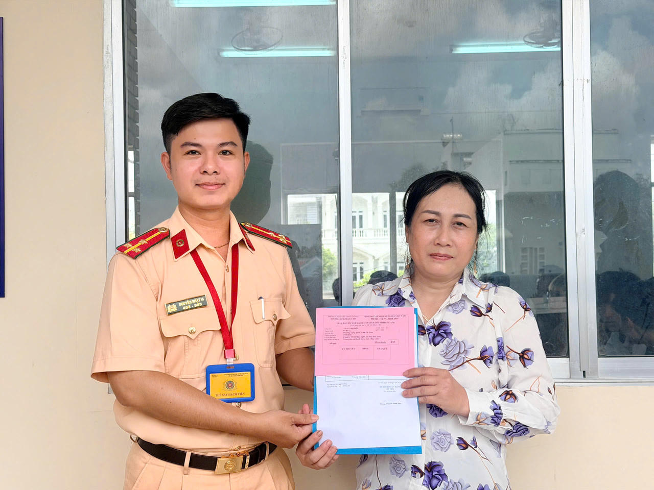 Người dân phấn khởi tham gia kỳ sát hạch GPLX được Công an tỉnh Cà Mau tổ chức vào ngày cuối tuần (Ảnh: H.Đ).