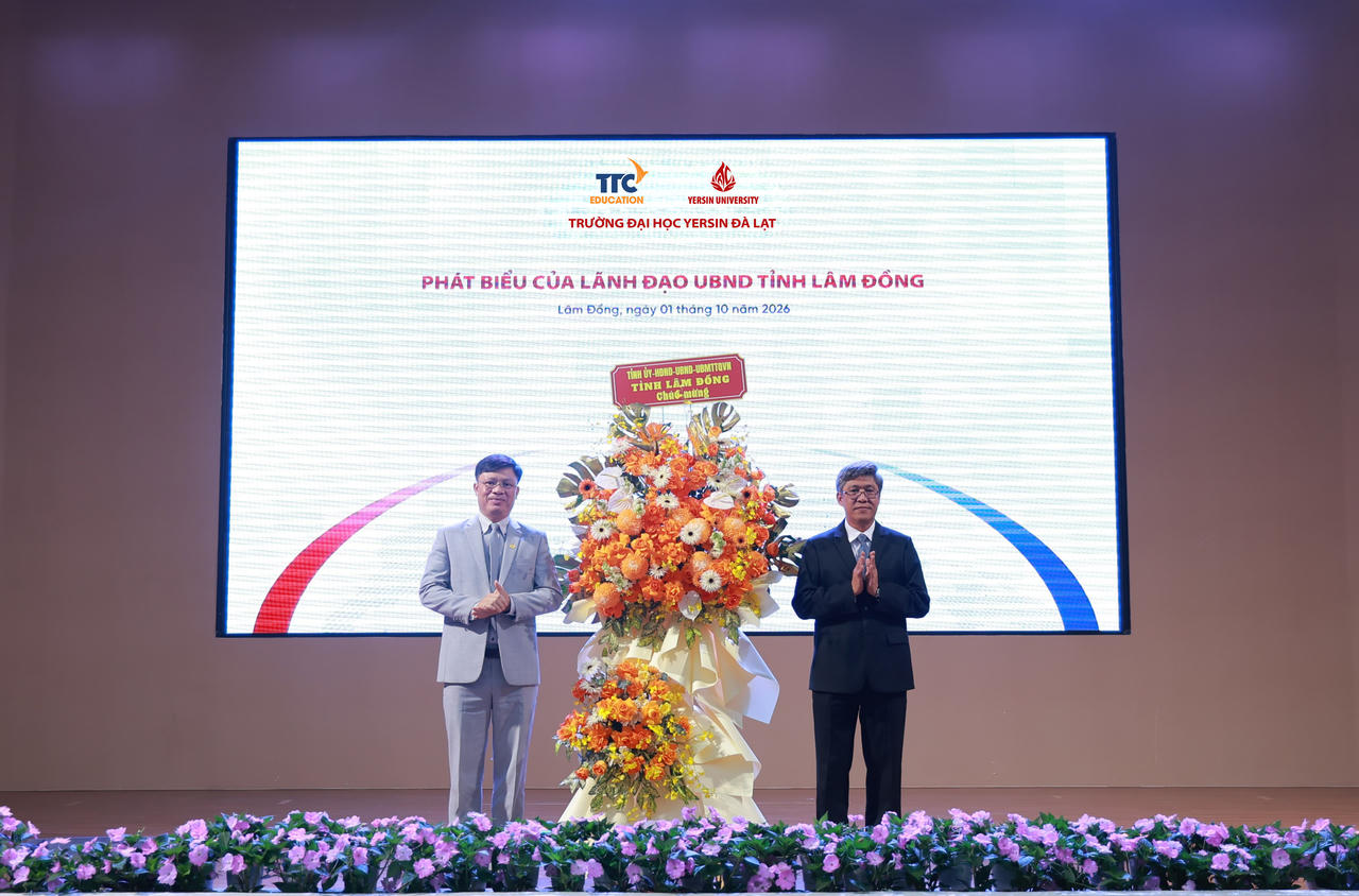 Tỉnh ủy, UBND tỉnh Lâm Đồng trao hoa chúc mừng lễ khai giảng năm học 2026 - 2027 của YersinUni.