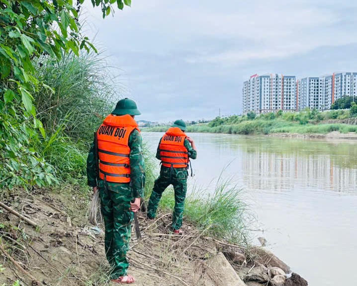 Lực lượng chức năng vẫn đang tích cực tìm kiếm tung tích nạn nhân (Ảnh: Nguyễn Hải)