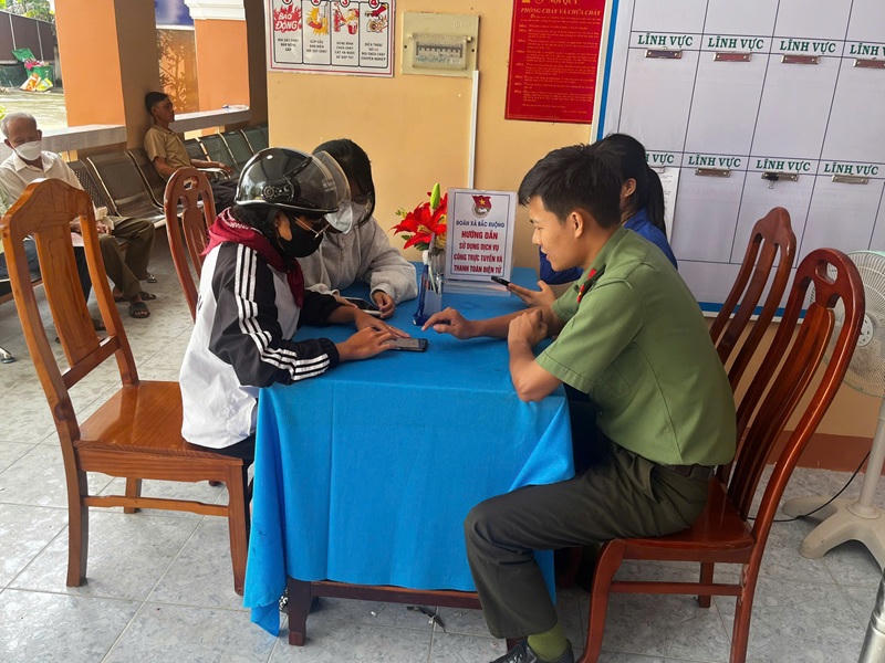 Công an Lâm Đồng hướng dẫn công dân cài đặt, kích hoạt Định danh điện tử. (Ảnh: Công an Lâm Đồng)