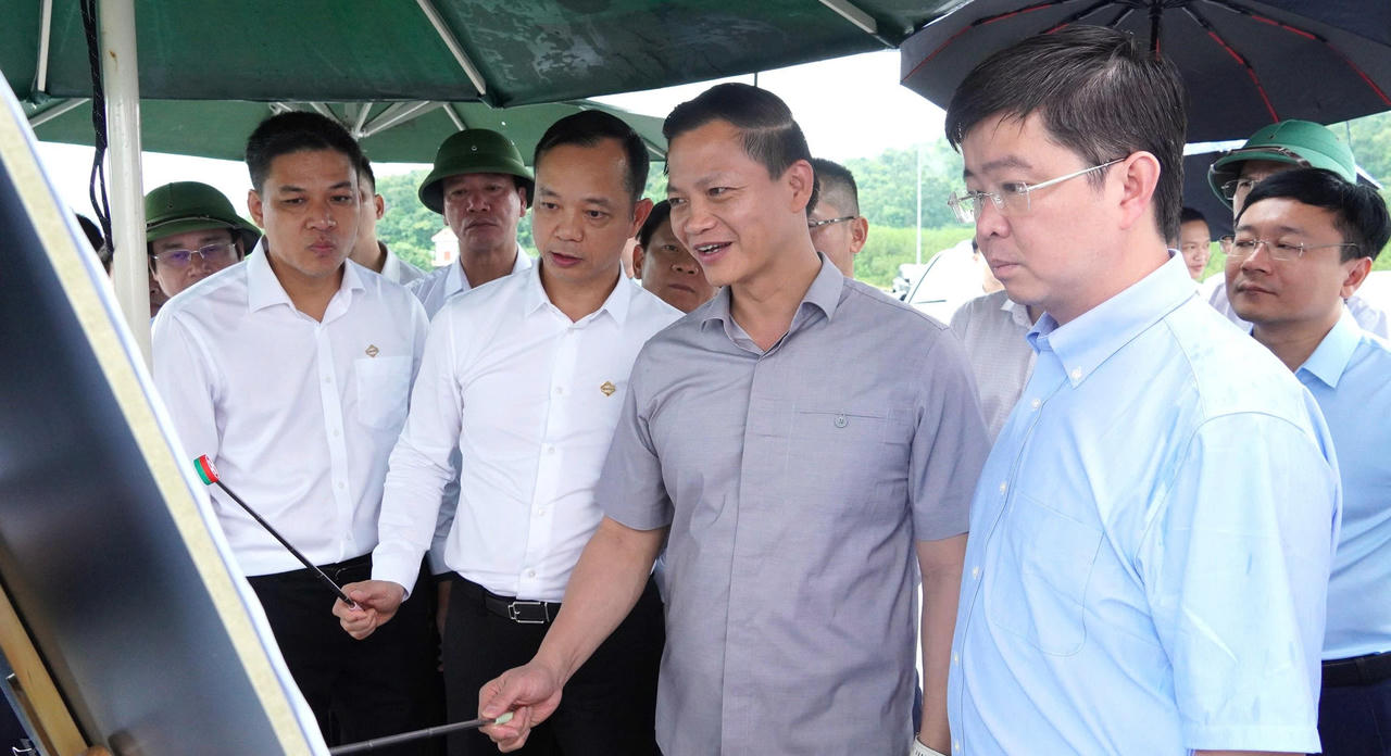 Bí thư Tỉnh ủy Vương Quốc Tuấn cùng các đồng chí lãnh đạo tỉnh kiểm tra thực địa khu vực triển khai dự án quần thể du lịch sinh thái, nghỉ dưỡng và vui chơi giải trí núi U Bò - hồ Thác Chuối. (Ảnh: Q.V)