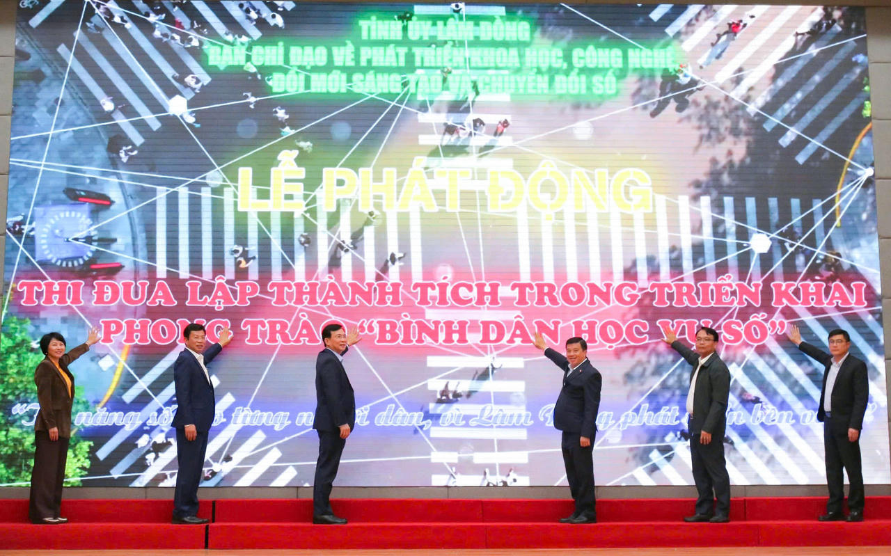 Lãnh đạo tỉnh Lâm Đồng phát động thi đua lập thành tích trong triển khai "Bình dân học vụ số". (Ảnh: Sở KHCN Lâm Đồng)