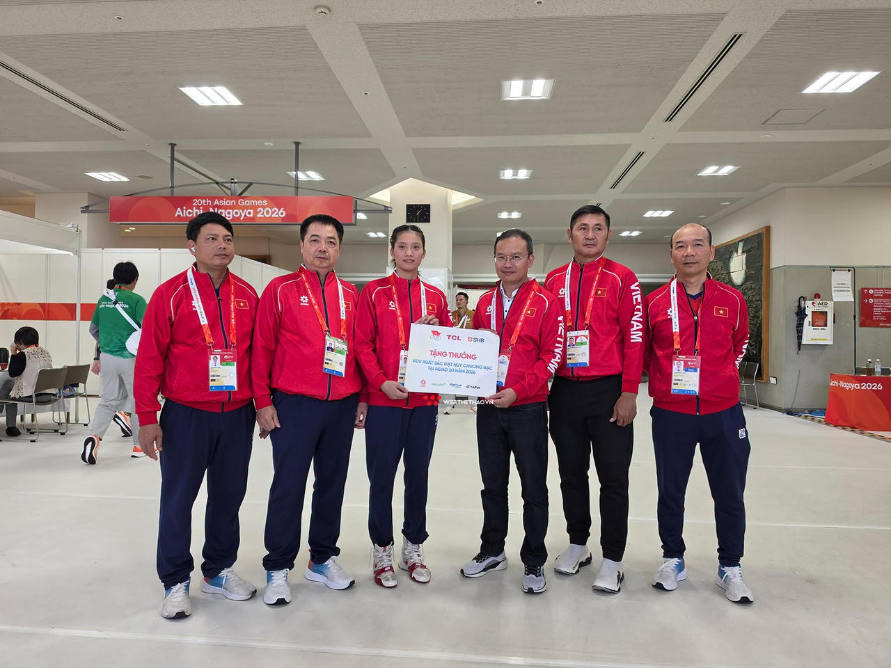 VĐV Nguyễn Thị Tâm- HCB ASIAD 20, nhận thưởng nóng khích lệ từ trưởng đoàn TTVN Nguyễn Hồng Minh (Ảnh web thể thao)