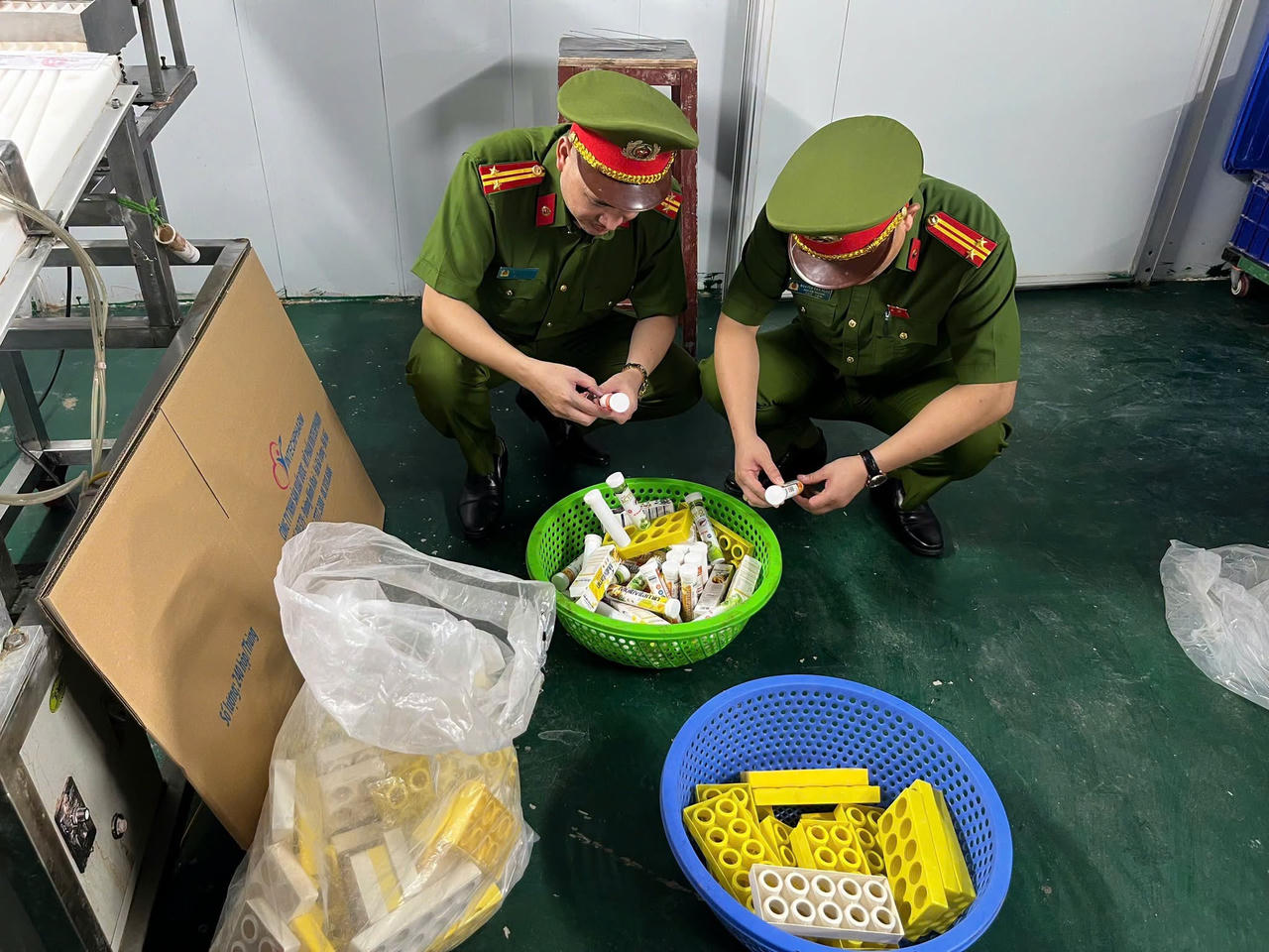 Khởi tố vụ án, 4 bị can trong vụ sản xuất hàng triệu lọ C sủi giả