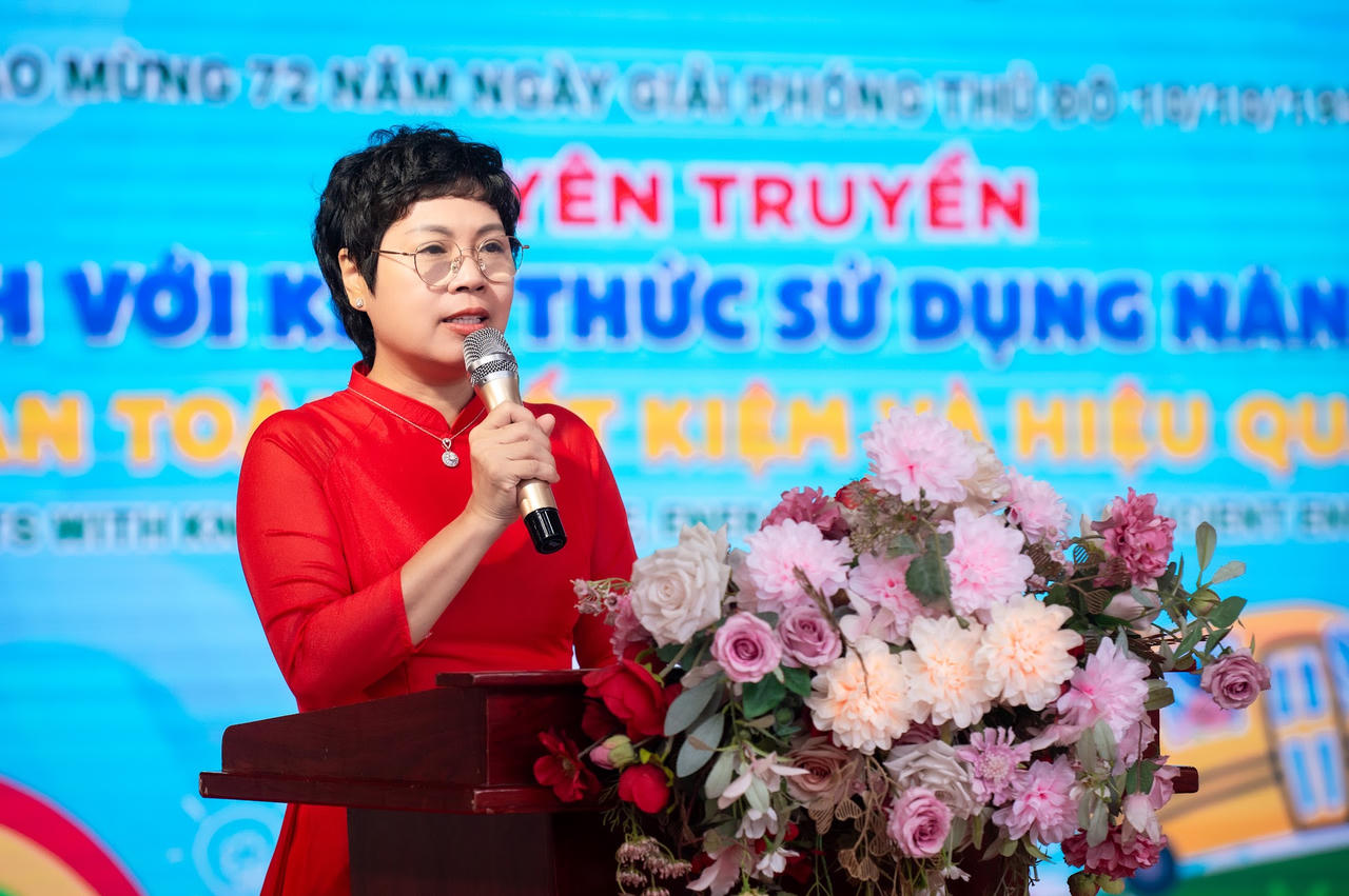 Cô Vũ Thị Ánh Tuyết - Hiệu trưởng phát biểu khai mạc Chương trình