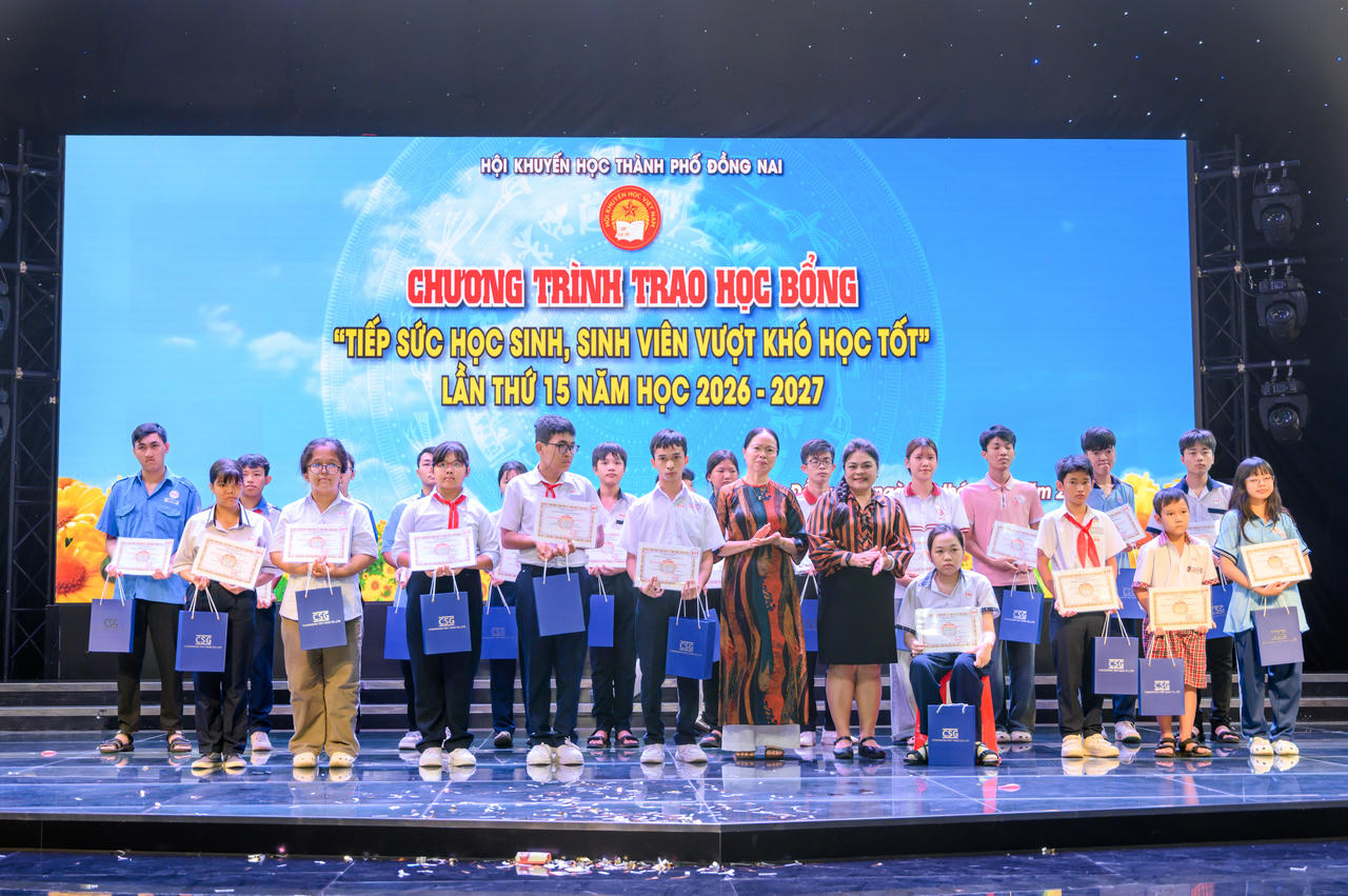 Rất nhiều học sinh, sinh viên vượt khó học tốt nhận được học bổng trong đợt này.