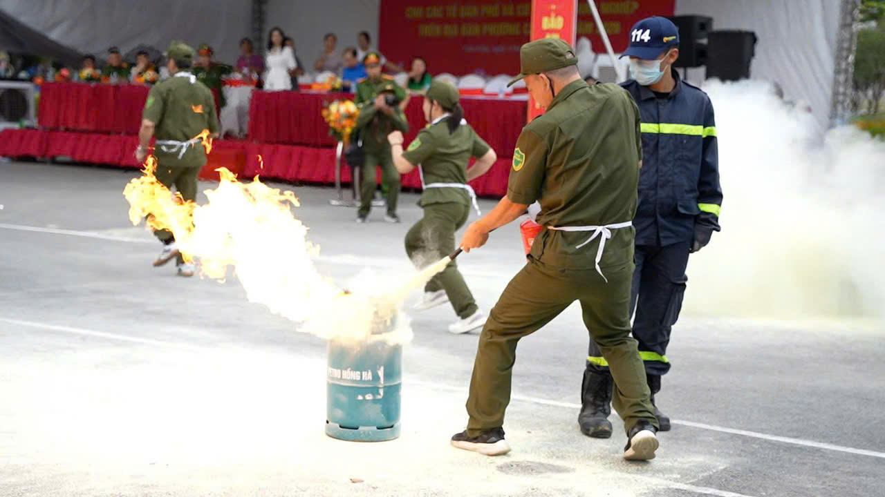 Sôi nổi Hội thi chữa cháy, cứu người, cứu tài sản trên địa bàn phường Cầu Giấy, Hà Nội