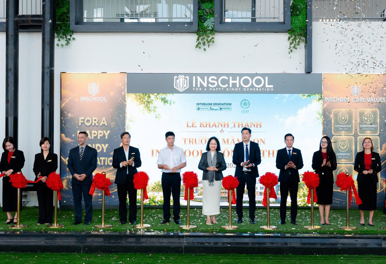 Các đại biểu thực hiện nghi thức cắt băng khánh thành trường mầm non INschool tại Thành Phố Cà Phê.