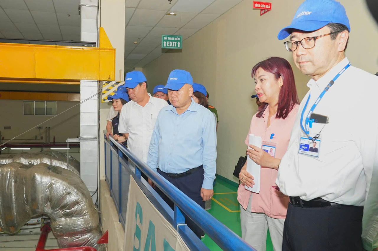 Chủ tịch UBND TP Hải Phòng Đỗ Thành Trung tham quan hoạt động sản xuất tại Công ty TNHH Công nghiệp Brother Việt Nam. (ảnh Đàm Thanh)