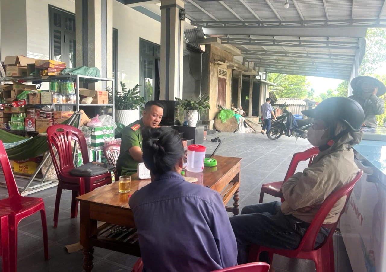 Cán bộ Công an xã Trung Thuần trao đổi, nắm bắt ý kiến người dân tại cơ sở.  (Ảnh: M.P)