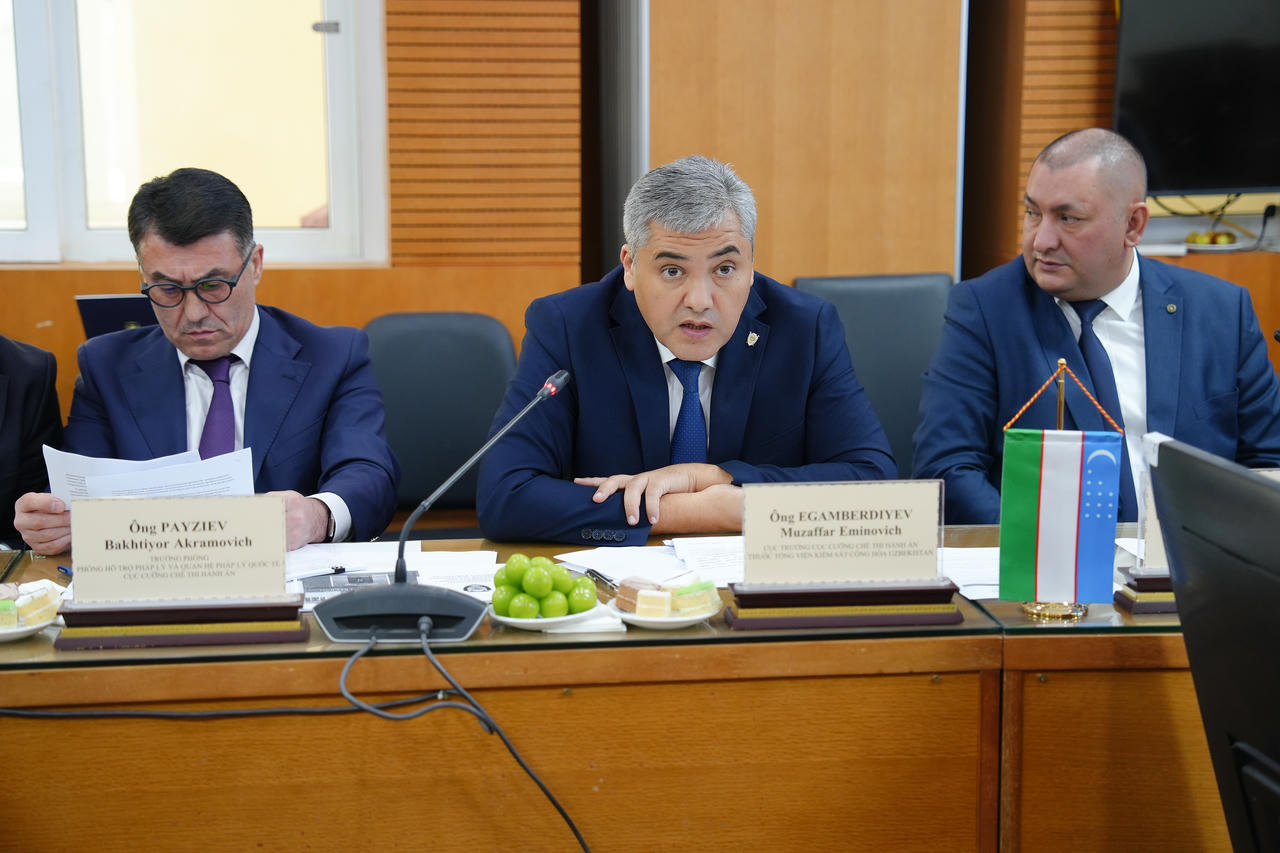 Ông Muzaffar Eminovich Egamberdiyev, Cục trưởng Cục Cưỡng chế thi hành án thuộc Tổng Viện kiểm sát Cộng hoà Uzbekistan phát biểu tại buổi làm việc.