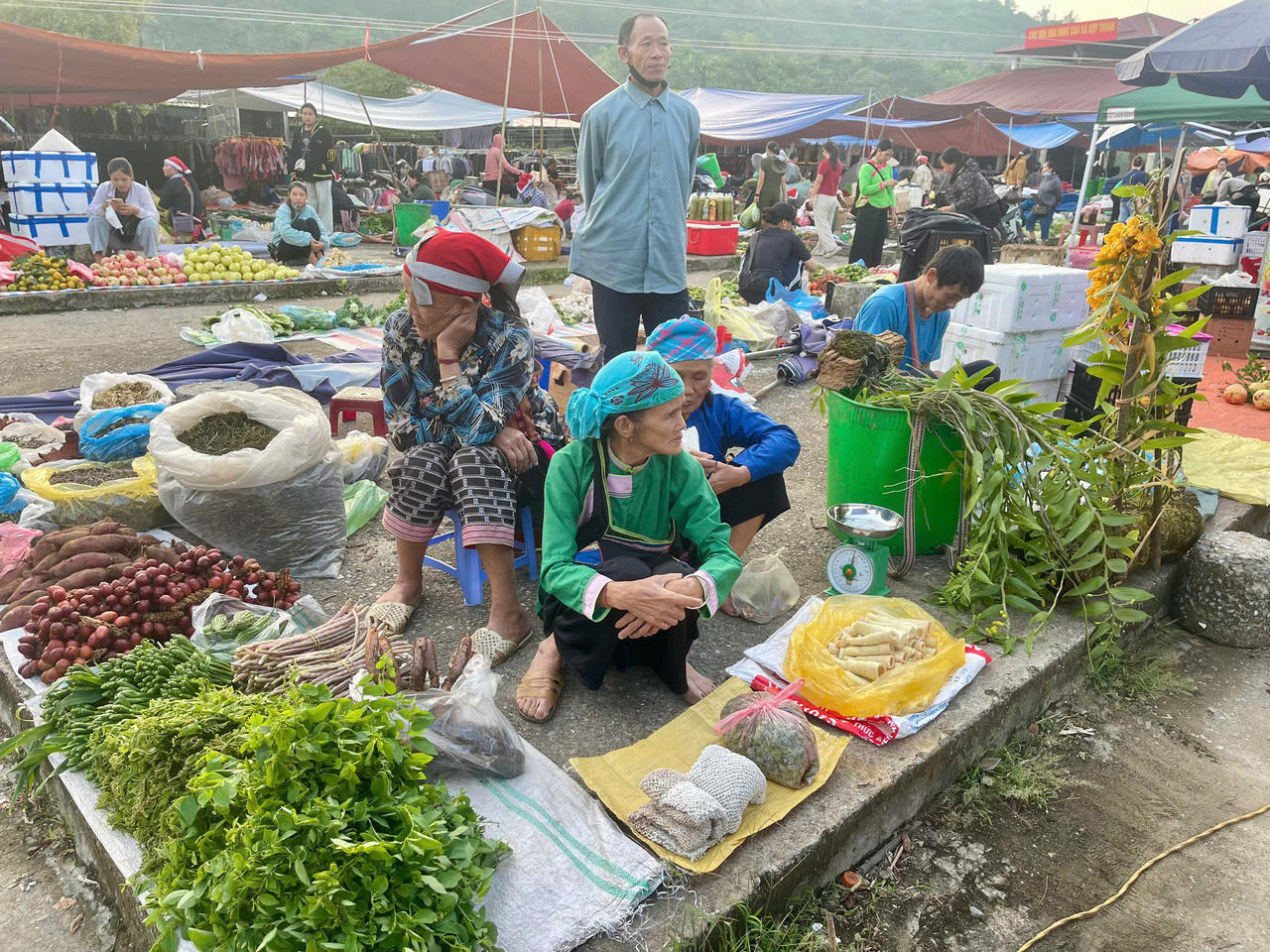Từ những bó rau, con gà, mớ cá đến món ăn dân dã, hàng hóa được người dân mang đến phiên chợ không chỉ phục vụ nhu cầu mua bán mà còn góp phần tạo nên không gian giao lưu văn hóa, kết nối cộng đồng và quảng bá sản vật địa phương (Ảnh: Minh Ngọc).