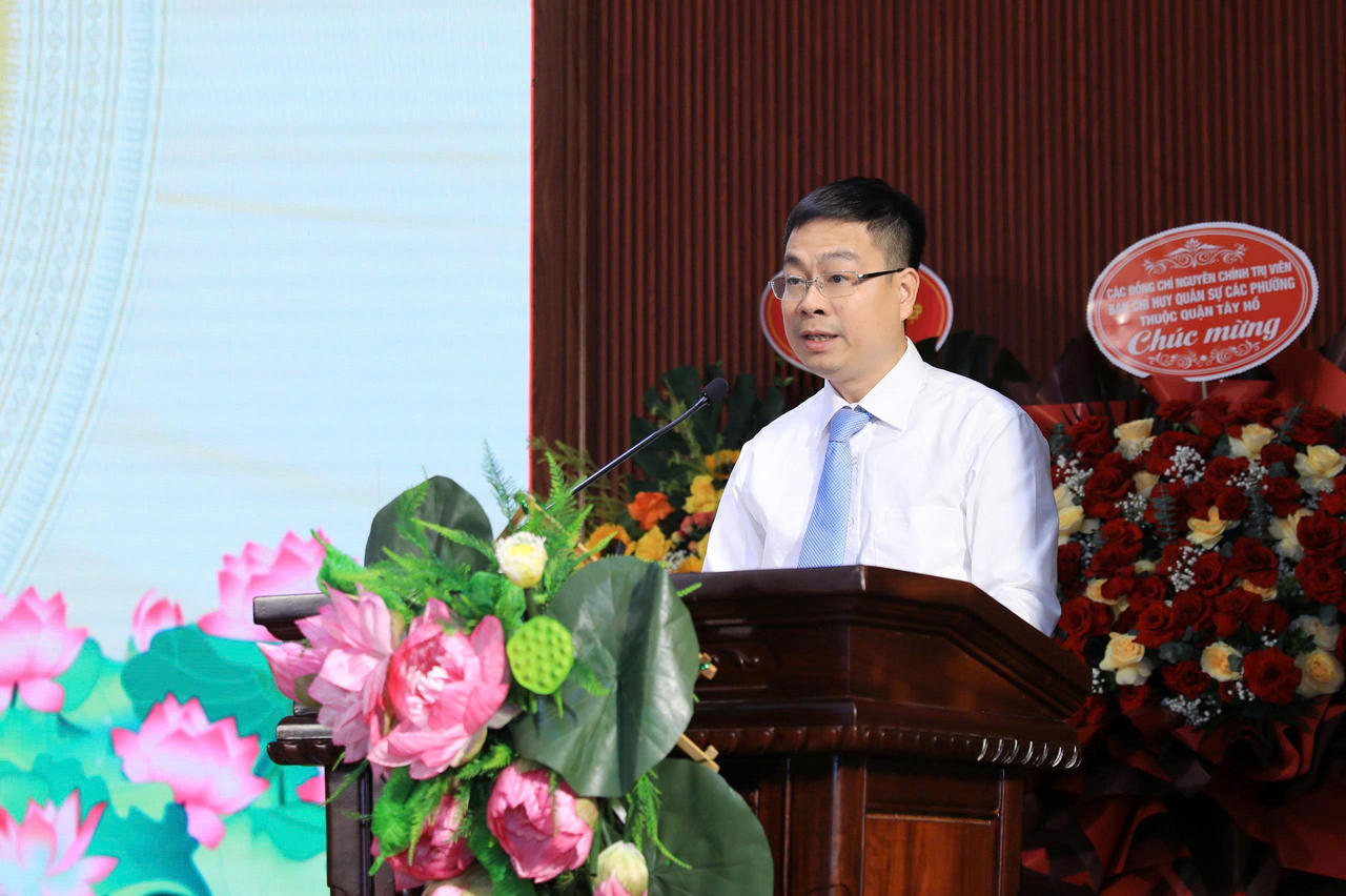 Phó Chủ tịch UBND phường Tây Hồ Nguyễn Việt Cường trình bày diễn văn kỷ niệm. (Ảnh: Xuân Hải).