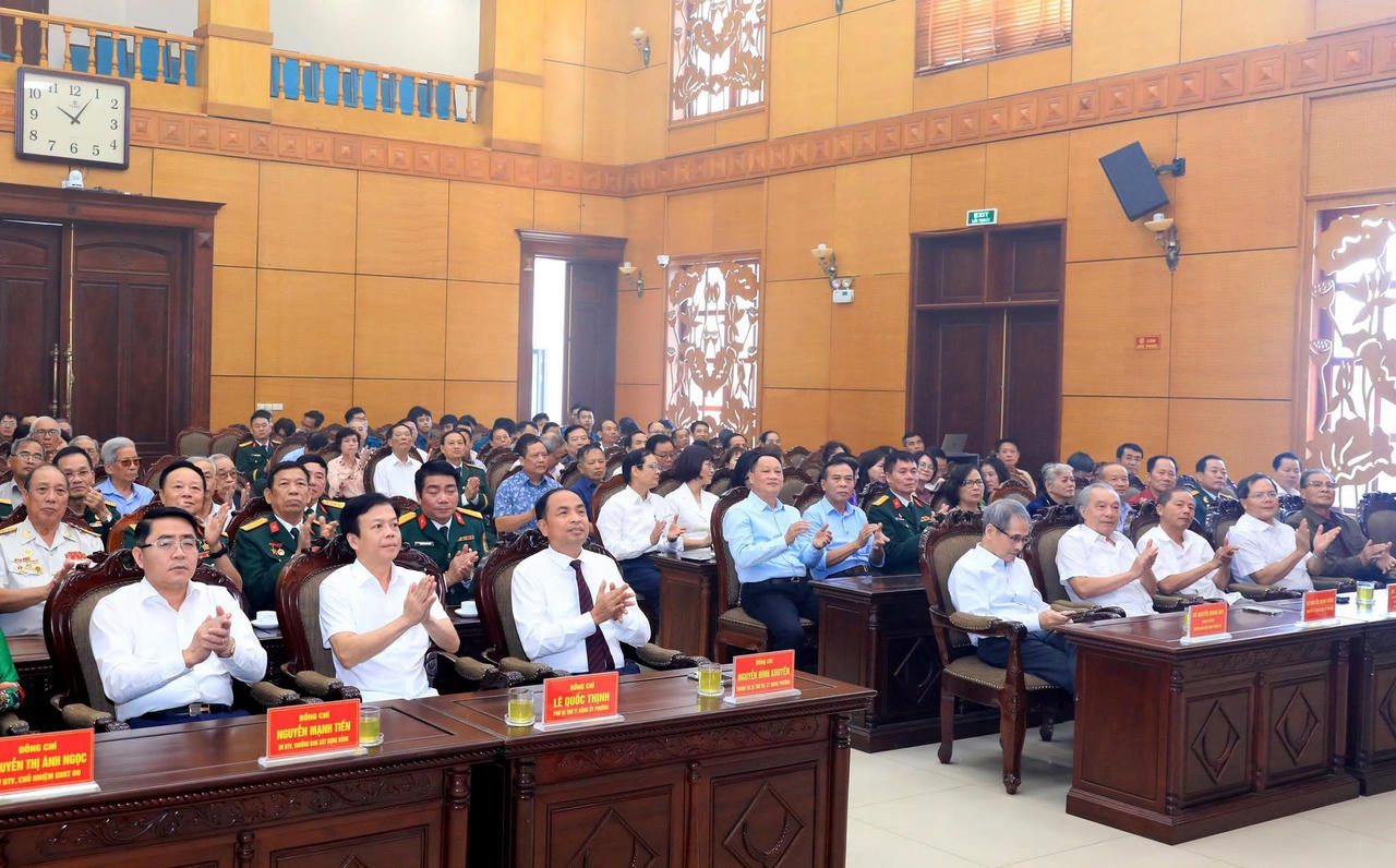 Các đại biểu tham dự hội nghị.