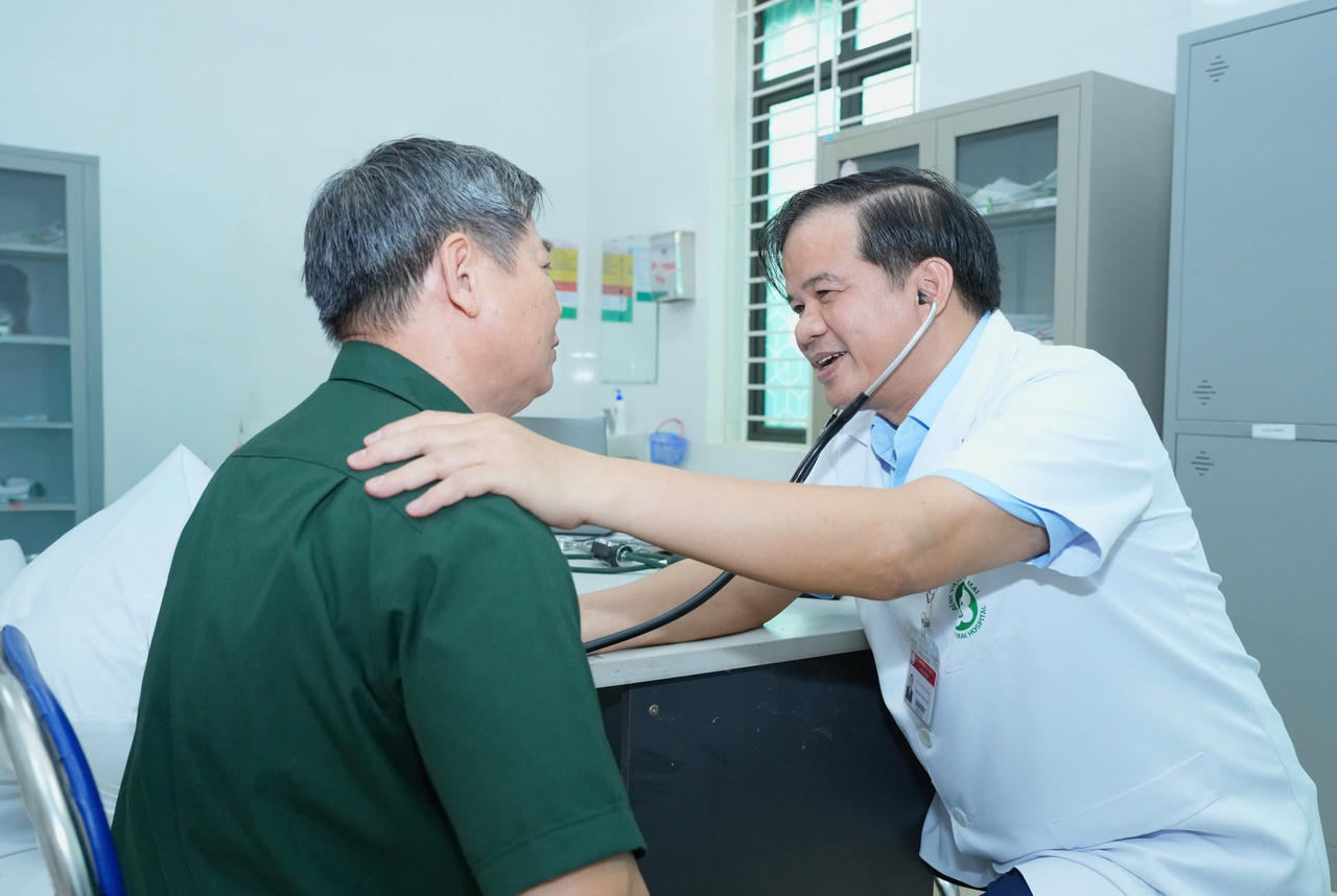 PGS.TS Đào Xuân Cơ thăm khám cho thương bệnh binh trong dịp tri ân của bệnh viện tại Bệnh viện Bạch Mai cơ sở Ninh Bình. Ảnh: Thành Dương.