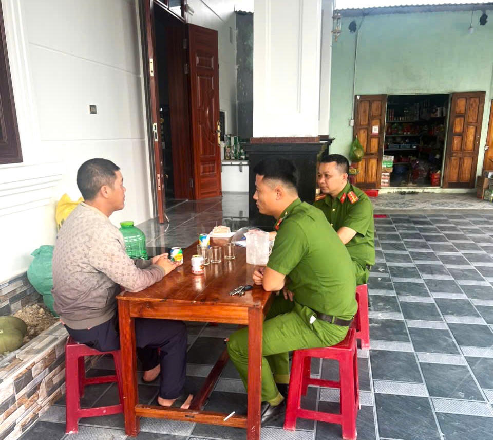 Cán bộ Công an xã Trung Thuần trực tiếp gặp gỡ, trao đổi, nắm bắt tình hình và tâm tư của người dân tại cơ sở. (Ảnh: M.P)