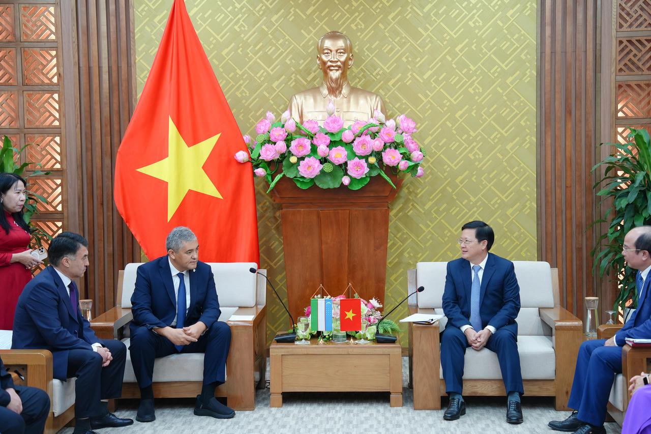 Thứ trưởng Bộ Tư pháp Mai Lương Khôi tiếp ông Muzaffar Eminovich Egamberdiyev, Cục trưởng Cục Cưỡng chế thi hành án thuộc Tổng Viện kiểm sát Cộng hoà Uzbekistan cùng Đoàn công tác.