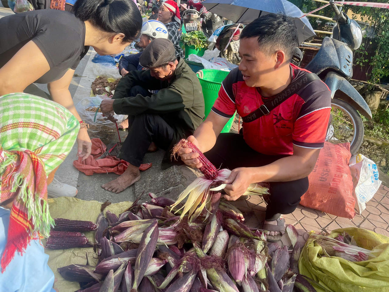 Không gian mua bán mộc mạc với rau, thịt, cá, gà vịt, quần áo, đồ gia dụng và những sản vật do người dân địa phương mang đến (Ảnh: Minh Ngọc).