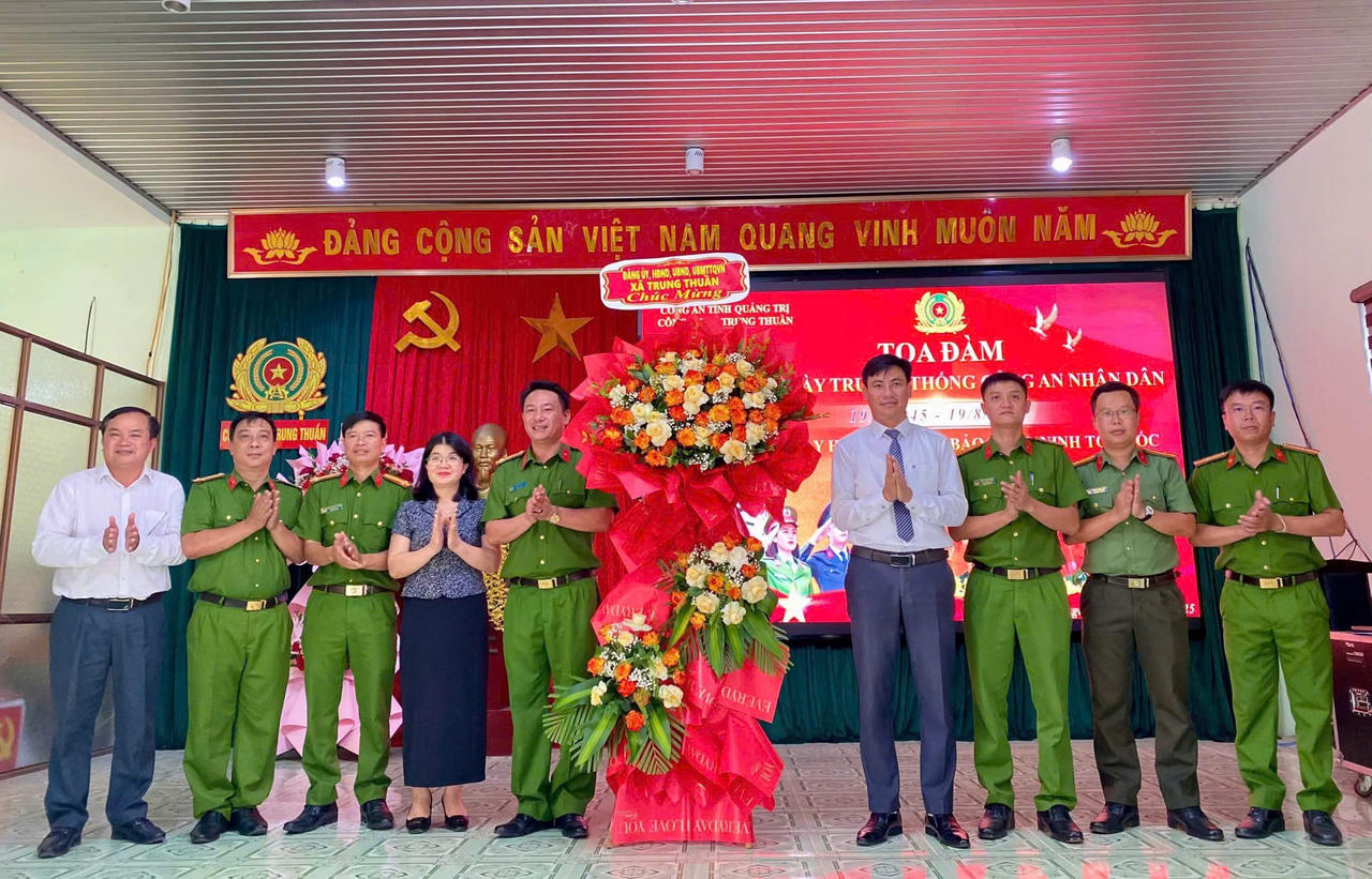 Lãnh đạo xã Trung Thuần tặng hoa chúc mừng Công an xã nhân Ngày truyền thống lực lượng Công an nhân dân. (Ảnh: M.P)