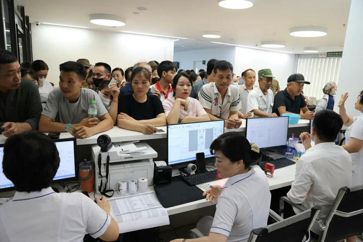 Người dân làm thủ tục thăm khám tại Bệnh viện Bạch Mai cơ sở Ninh Bình. Ảnh: Trần Minh.