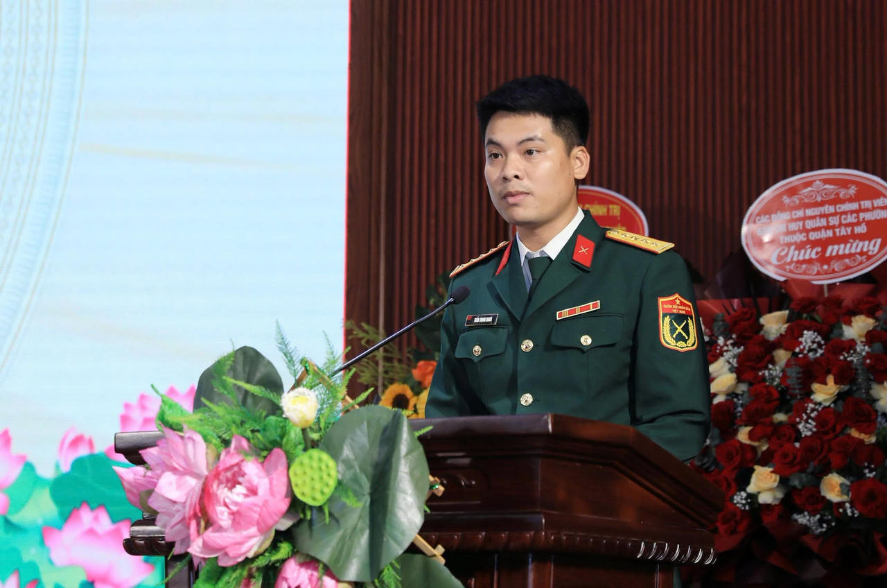 Đại uý Trần Trọng Nghĩa, trợ lý tham mưu Ban CHQS phường Tây Hồ đọc tham luận.
