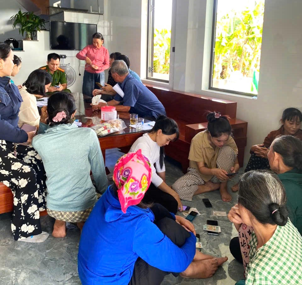 Công an xã Trung Thuần hướng dẫn người dân sử dụng các tiện ích số, thúc đẩy chuyển đổi số từ cơ sở.  (Ảnh: M.P)