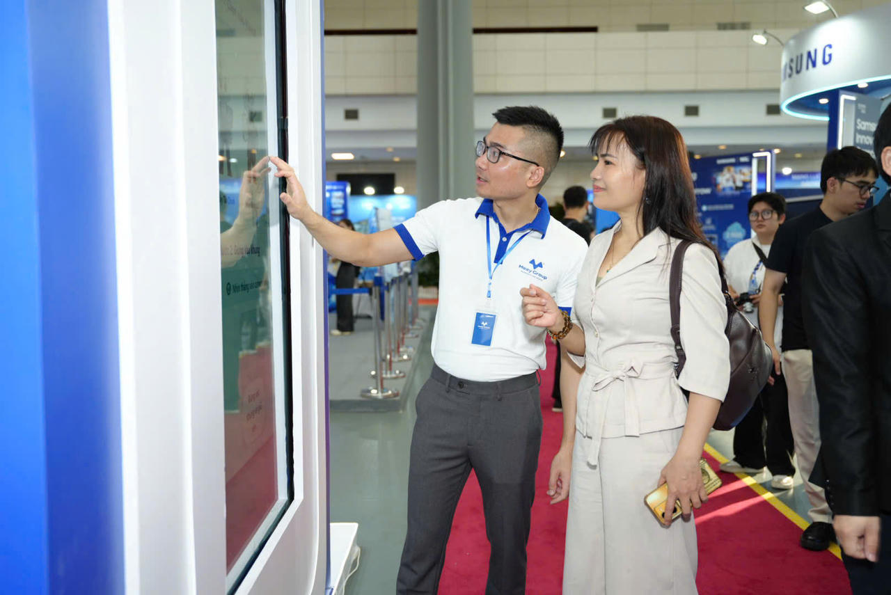Nhân viên Meey Group giới thiệu các sản phẩm công nghệ tới khách tham quan. Ảnh: Meey Group.