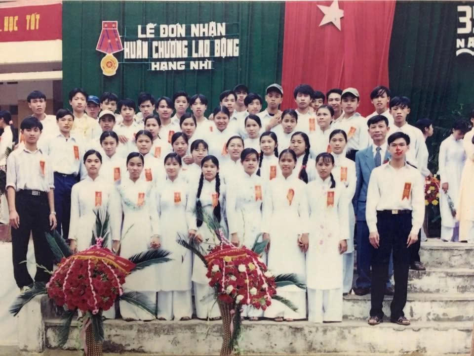 Bức ảnh tập thể được chụp tại buổi lễ Trường THPT Tiên Du 1 đón nhận Huân chương lao động hạng Nhì (năm 2000).
