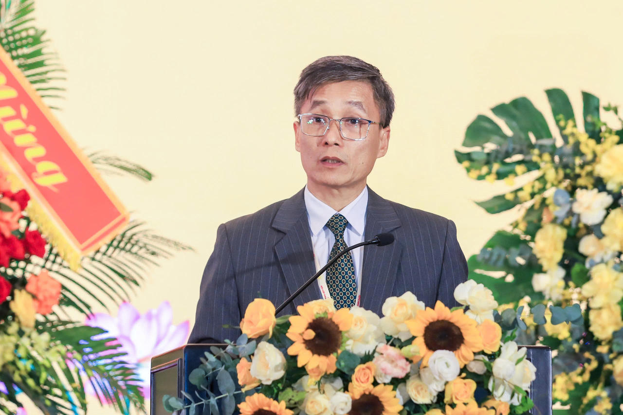 Đồng chí Nguyễn Khánh Ngọc - Chủ tịch Hội Luật gia Việt Nam báo cáo trước Đại hội về công tác nhân sự. 