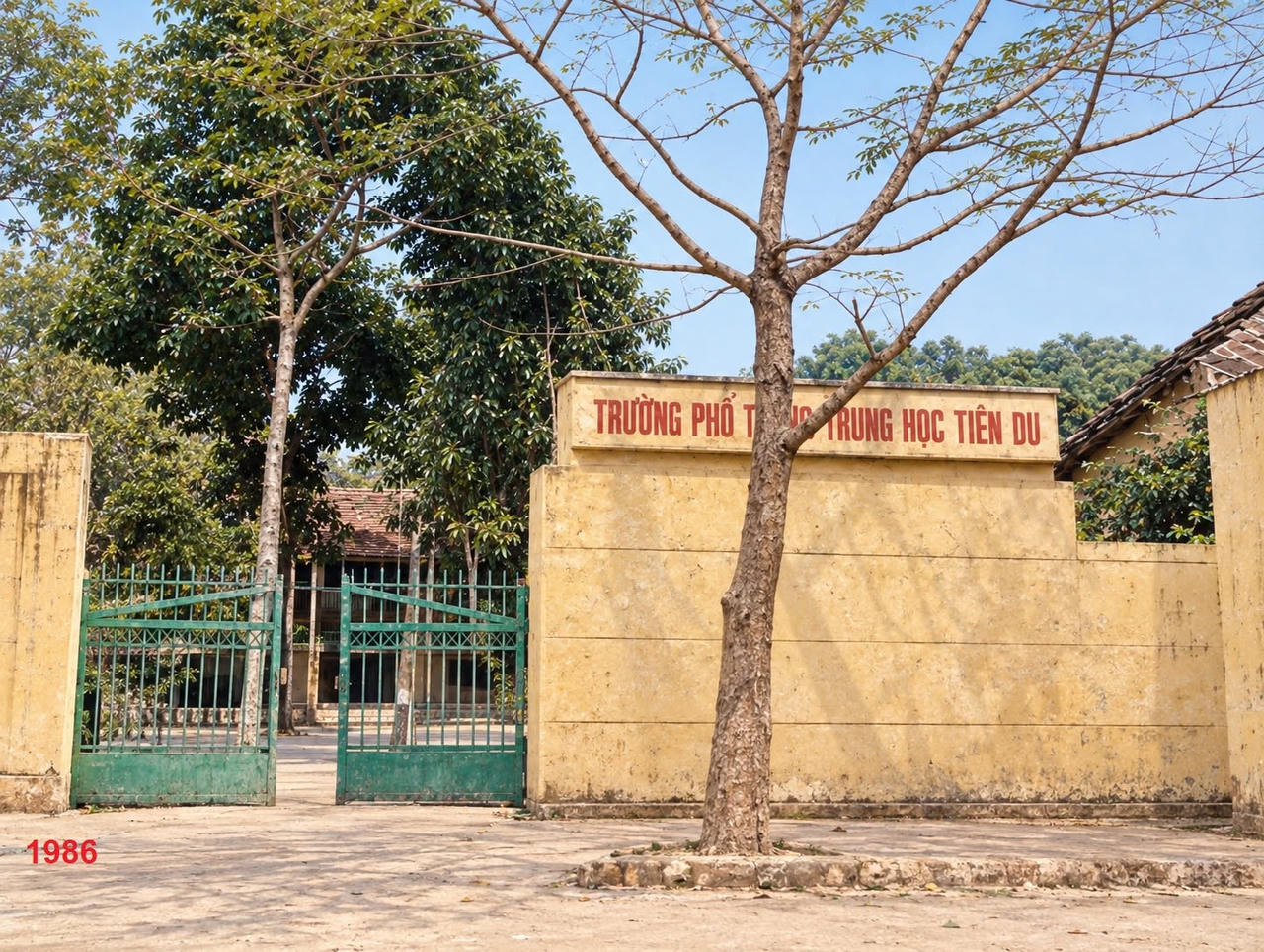 Trường THPT Tiên Du số 1 (tiền thân là Trường Phổ thông cấp 3 Tiên Du) được thành lập ngày 5/5/1966. Hình ảnh Trường năm 1986.