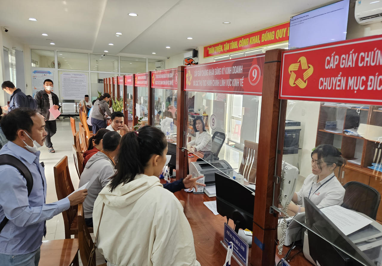 Đà Nẵng tăng mức hỗ trợ, thêm tiền may đồng phục cho cán bộ hành chính công