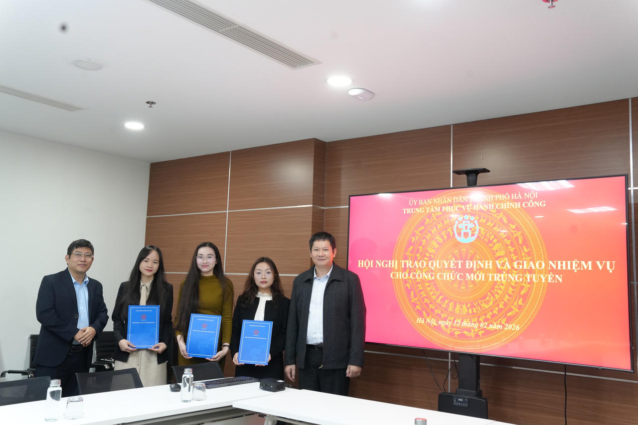 Lãnh đạo Trung tâm Phục vụ hành chính công thành phố Hà Nội trao Quyết định tuyển dụng cho các tân công chức trúng tuyển theo cơ chế đặc thù. (Ảnh: Hồng Anh)