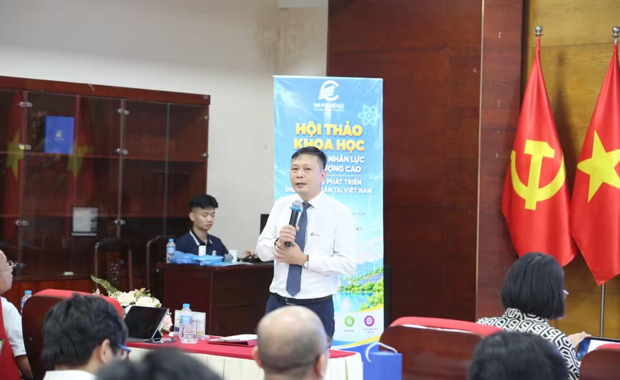 TS. Nguyễn Đăng Toản, Trưởng khoa Năng lượng và Phát triển bền vững chia sẻ tại hội thảo.
