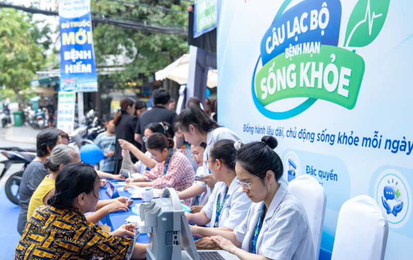 Đội ngũ dược sĩ Pharmacity hỗ trợ người dân kiểm tra một số chỉ số sức khỏe cơ bản tại sự kiện ra mắt Câu lạc bộ Bệnh mạn sống khỏe ngày 20/9 tại TP.HCM. Ảnh: Pharmacity