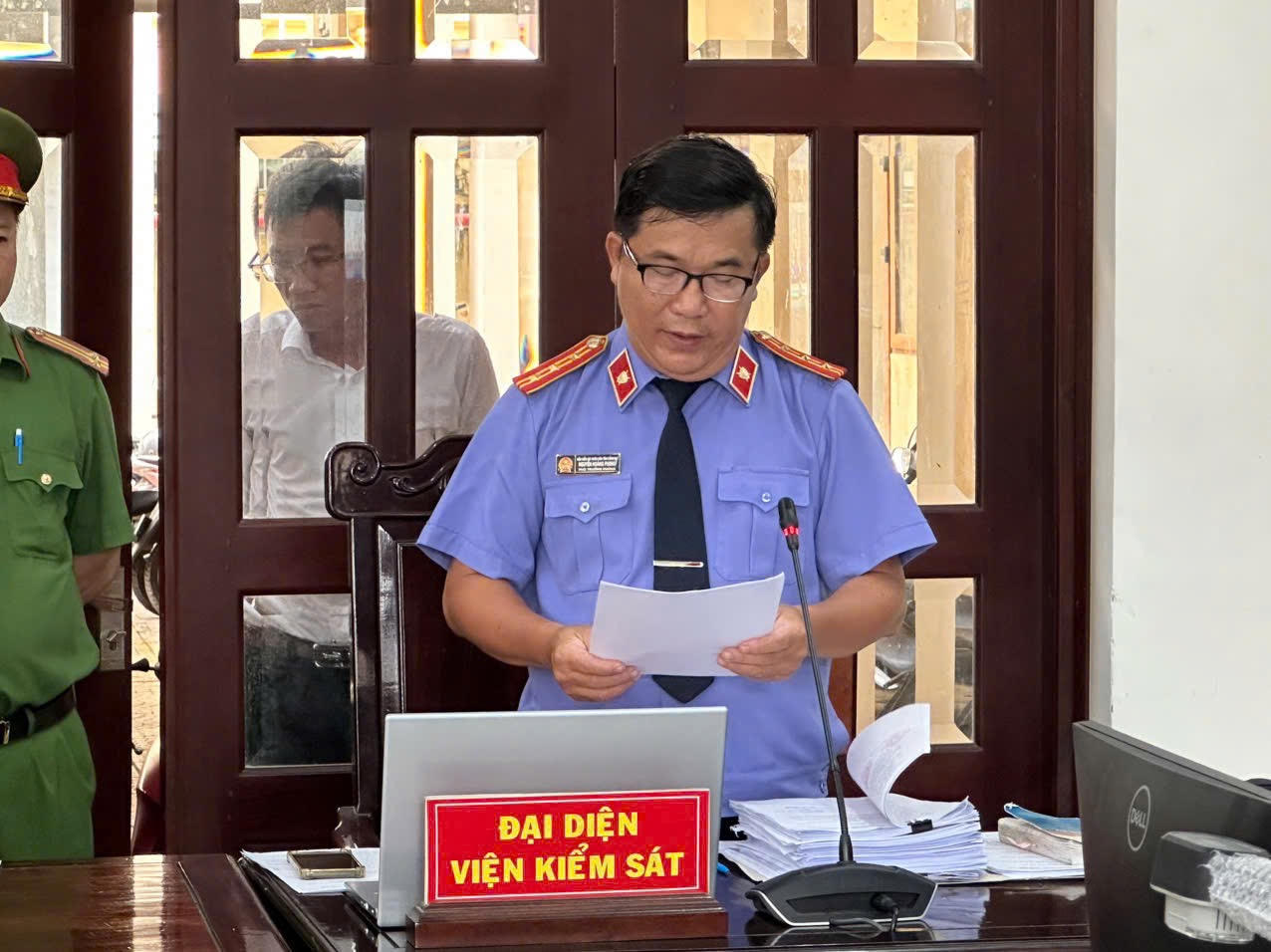 Đại diện Viện kiểm sát TP Đồng Nai công bố cáo trạng tại toà. Ảnh: Tiến Dũng.